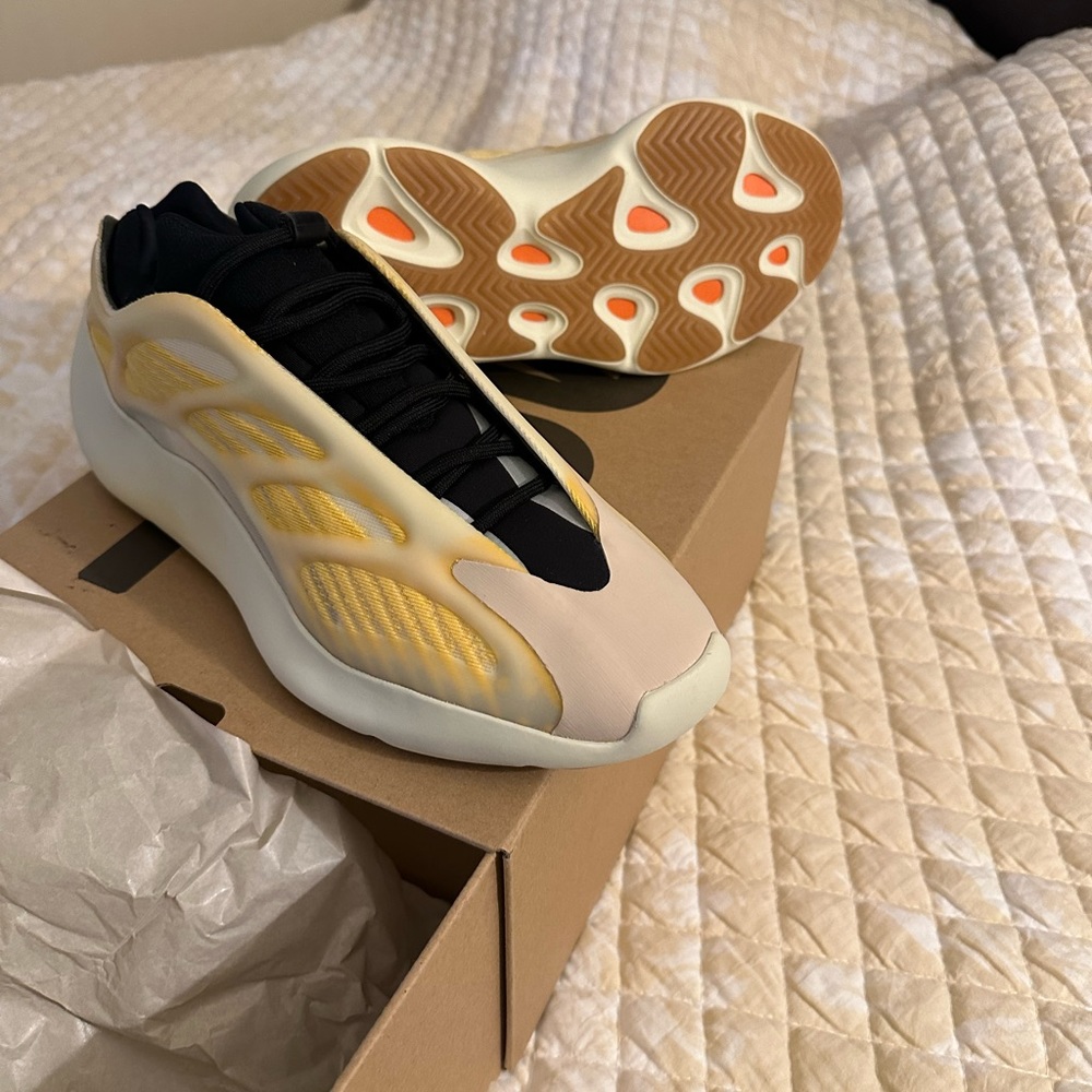 Yeezy 700 men size 11 (NEVER WORN)